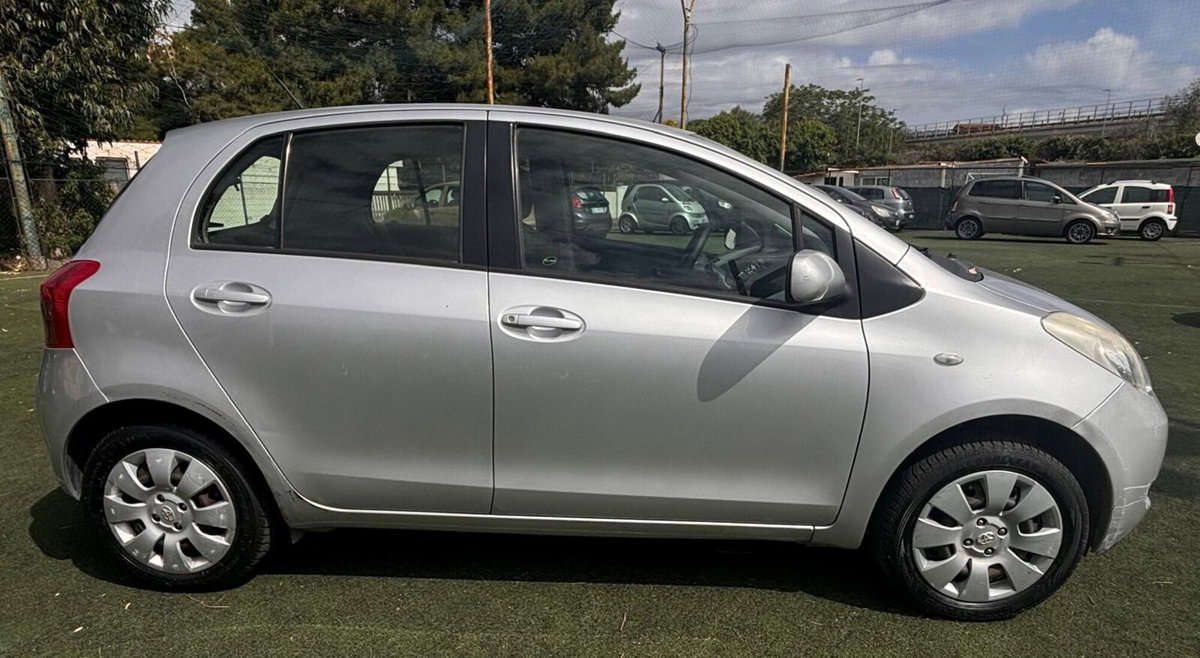 Toyota Yaris 1.0 5 porte (2)