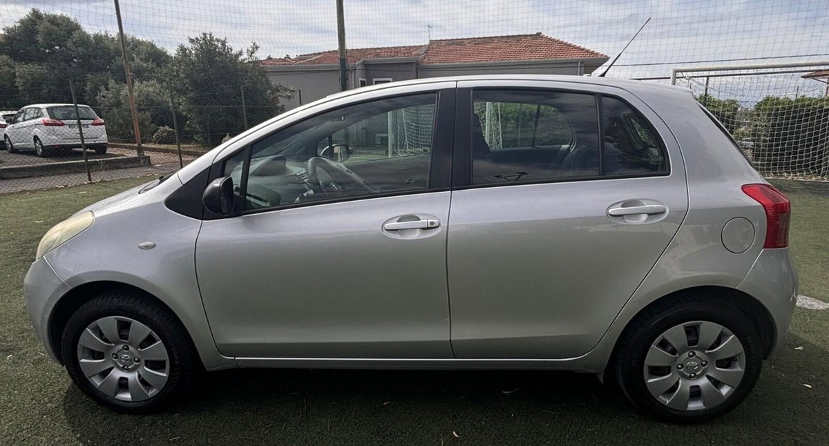 Toyota Yaris 1.0 5 porte (7)