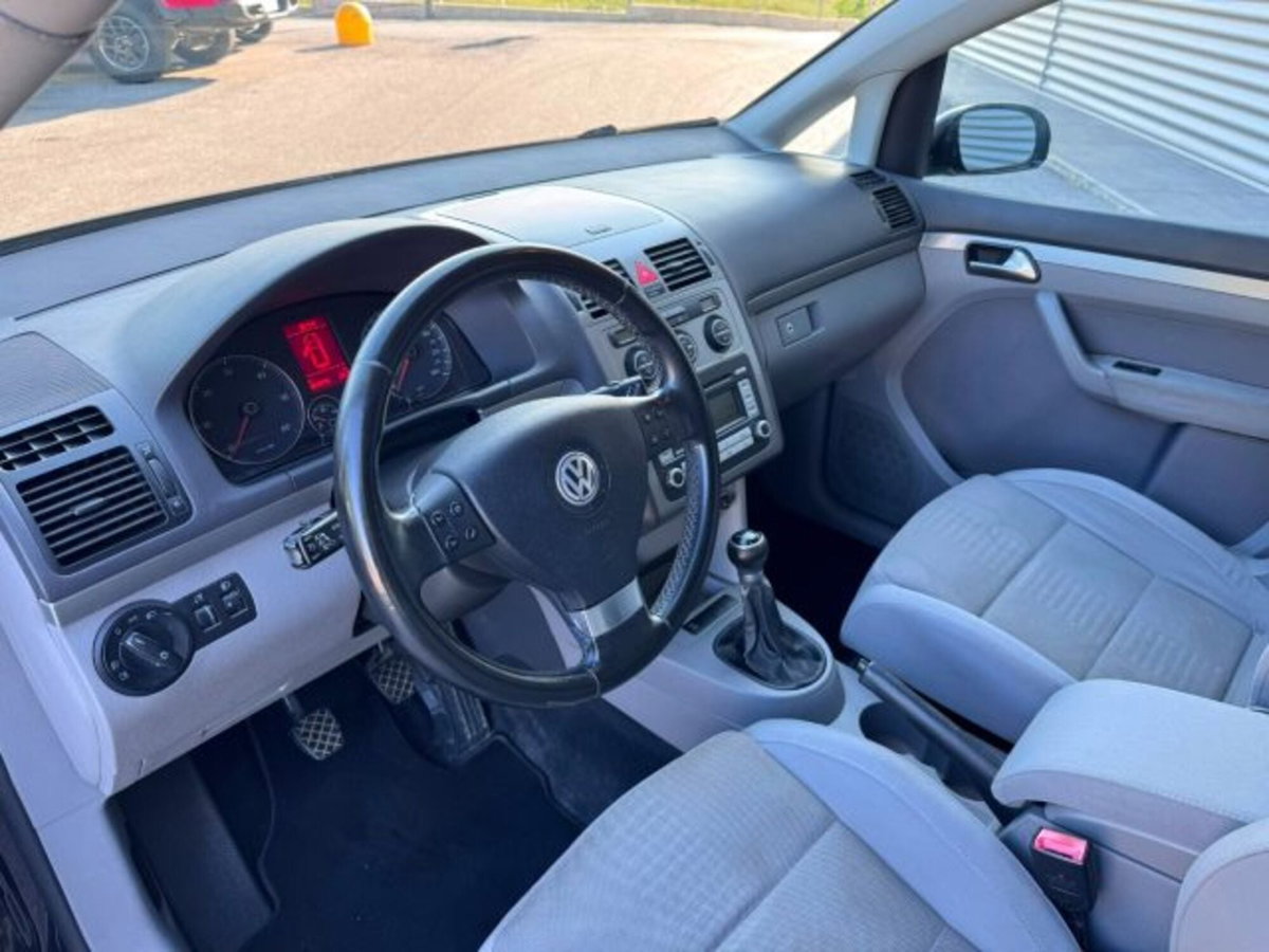 Volkswagen Touran TDI DPF Highline (13)