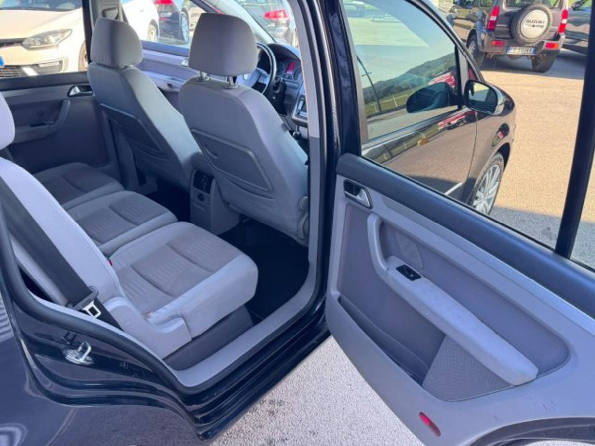 Volkswagen Touran TDI DPF Highline (17)