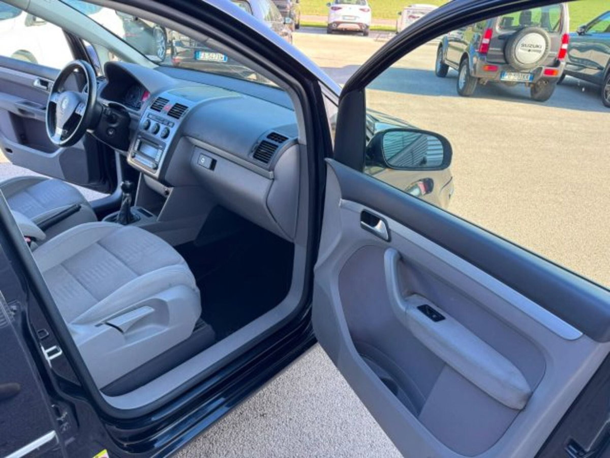 Volkswagen Touran TDI DPF Highline (19)