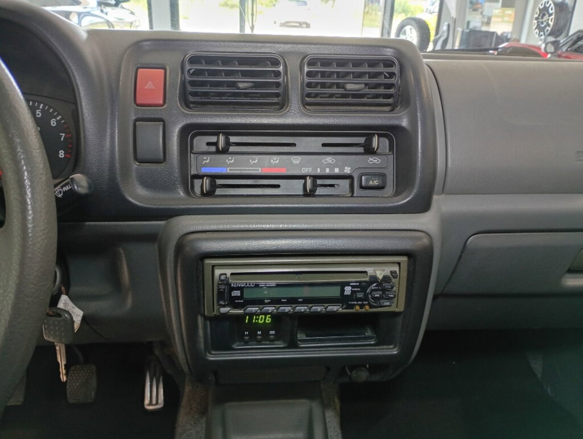 Suzuki Jimny 1.3i 16V cat 4WD JLX (9)
