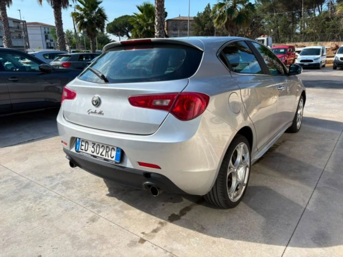 Alfa Romeo Giulietta 2.0 JTDm-2 Distinctive 170cv (4)