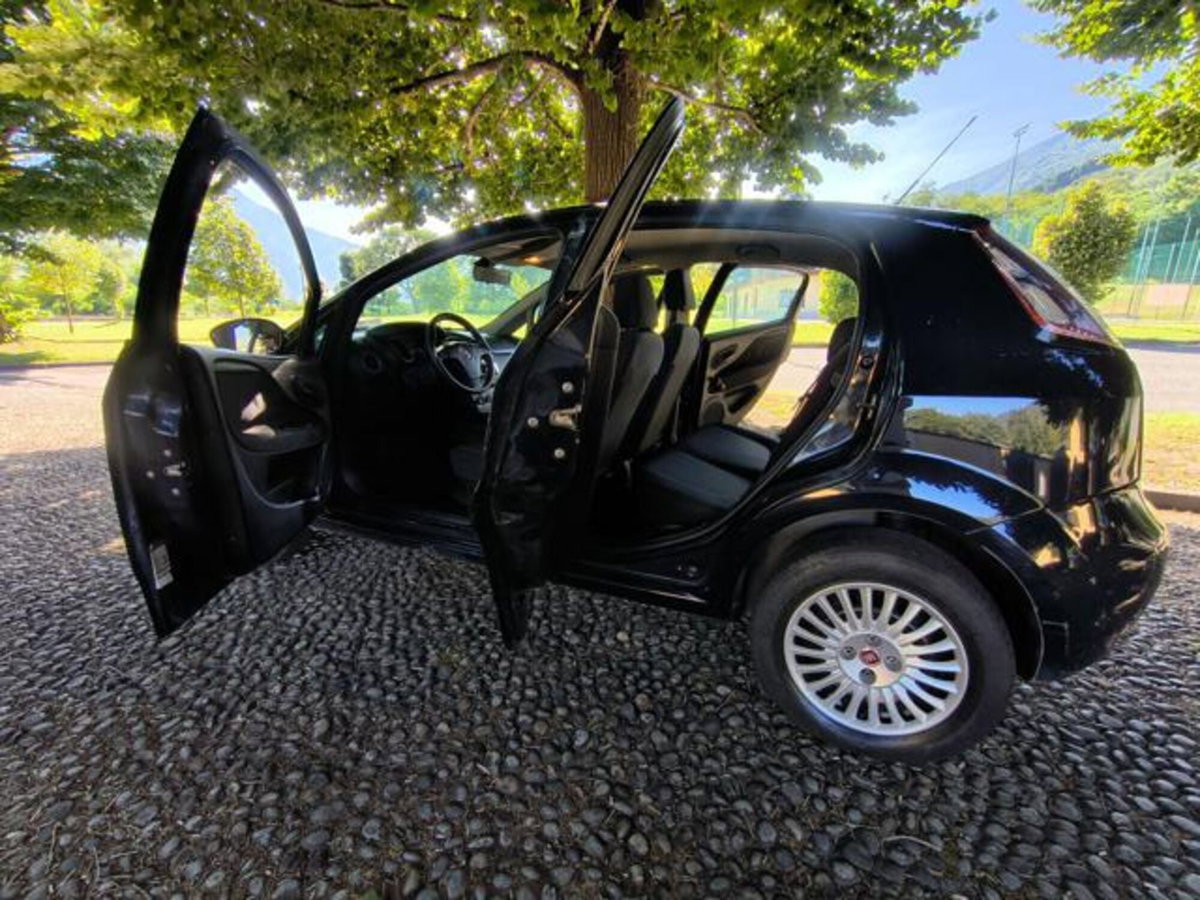 Fiat Punto 1.4 8V 5 porte Natural Power Virgin Radio (4)
