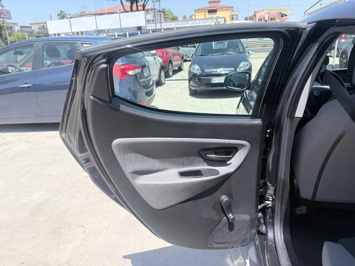 Lancia Ypsilon 1.2 69 CV 5 porte GPL Ecochic Gold (17)