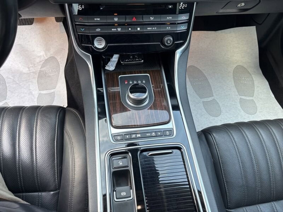Jaguar XF Sportbrake 2.0 D 240 CV AWD aut. Prestige (15)