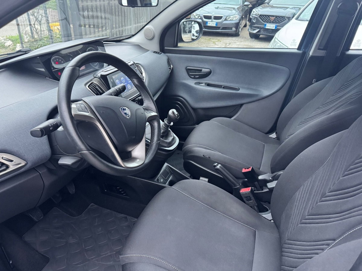 Lancia Ypsilon 1.0 FireFly 5 porte S&S Hybrid Gold Plus (9)