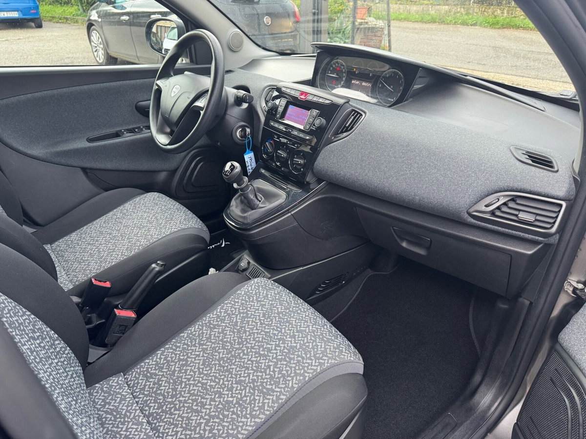 Lancia Ypsilon 1.0 FireFly 5 porte S&S Hybrid Silver Plus (10)
