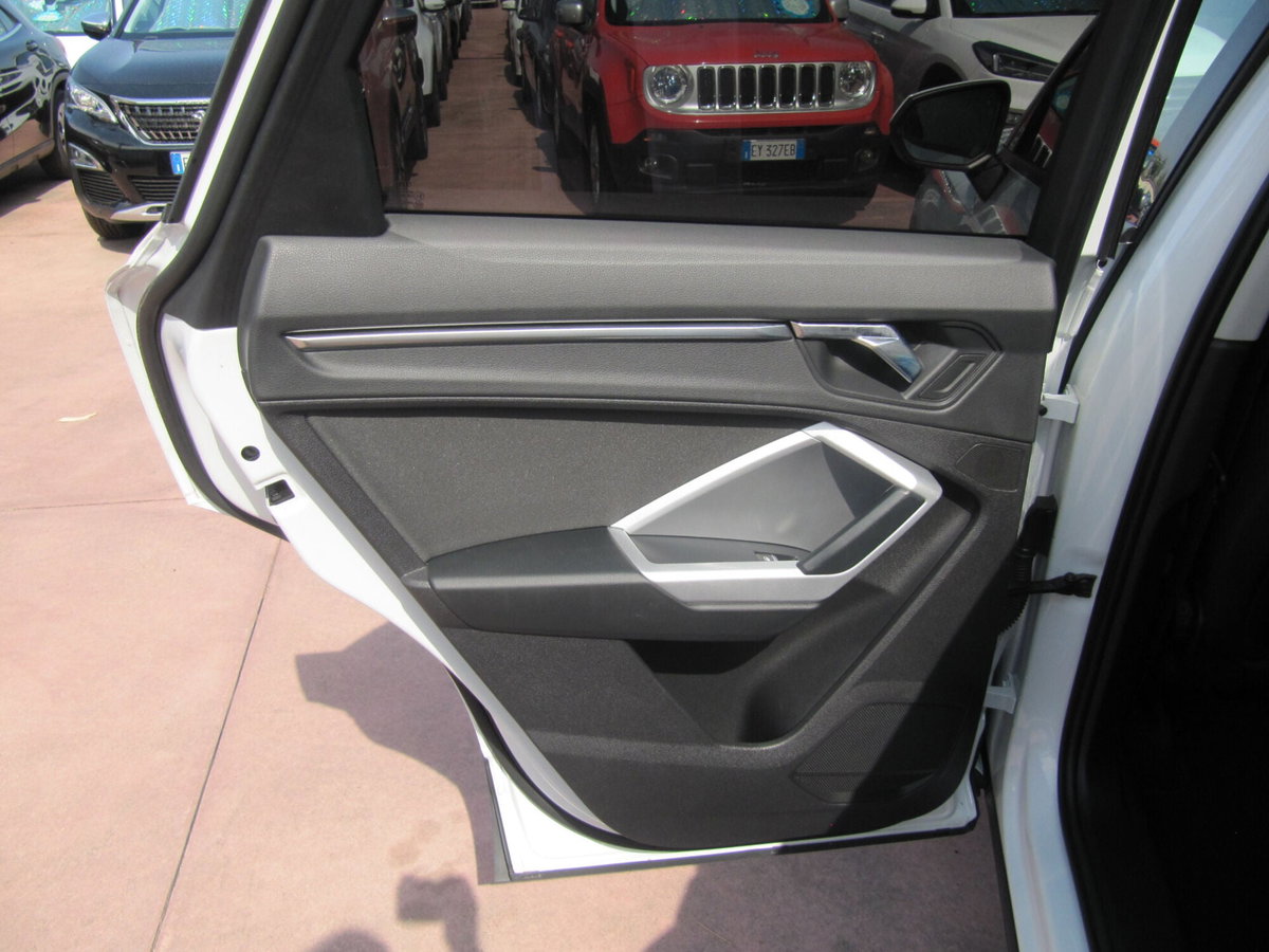 Audi Q3 35 TDI quattro S tronic Business (15)
