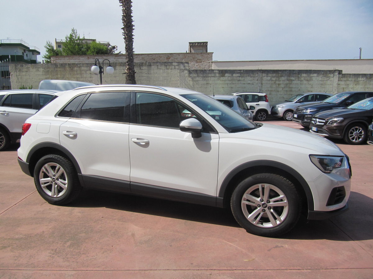 Audi Q3 35 TDI quattro S tronic Business (2)