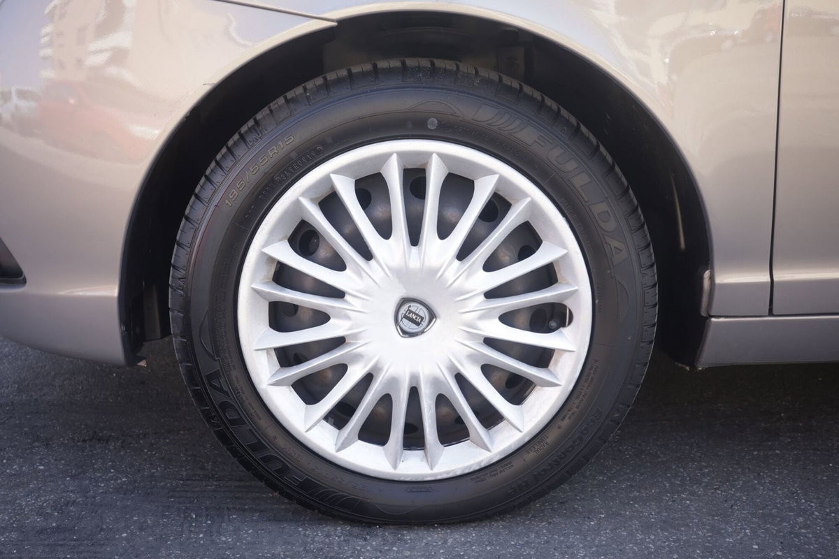 Lancia Ypsilon 1.2 Versus (5)