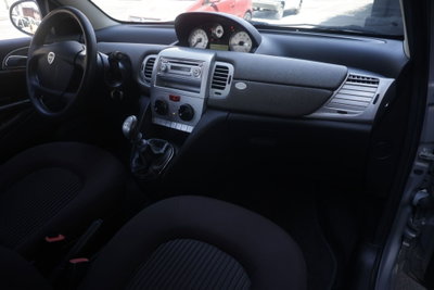 Lancia Ypsilon 1.2 Versus (8)