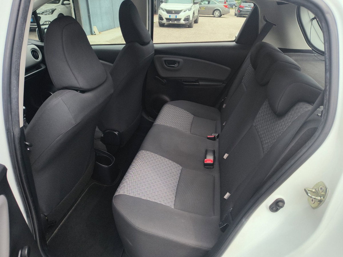 Toyota Yaris 1.5 5 porte Active (11)