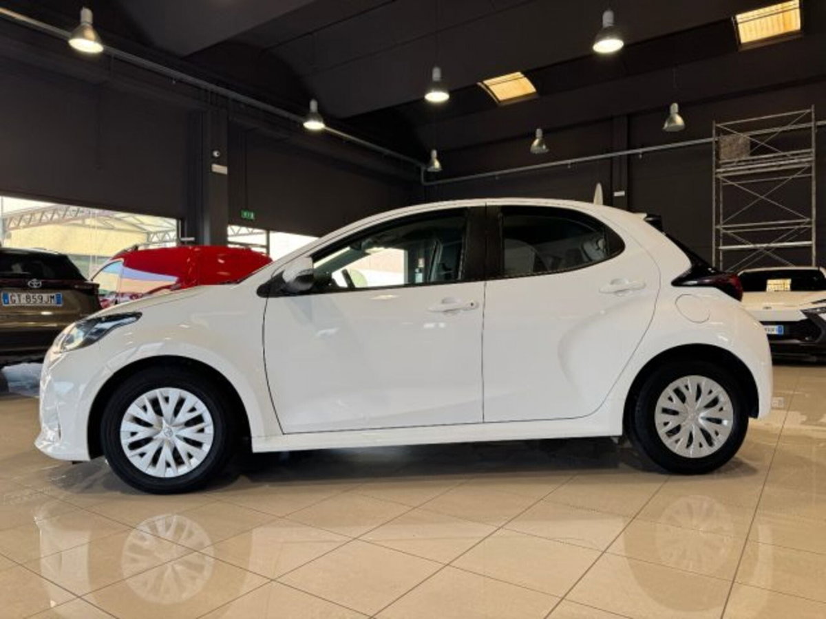 Toyota Yaris 1.0 5 porte Active (2)