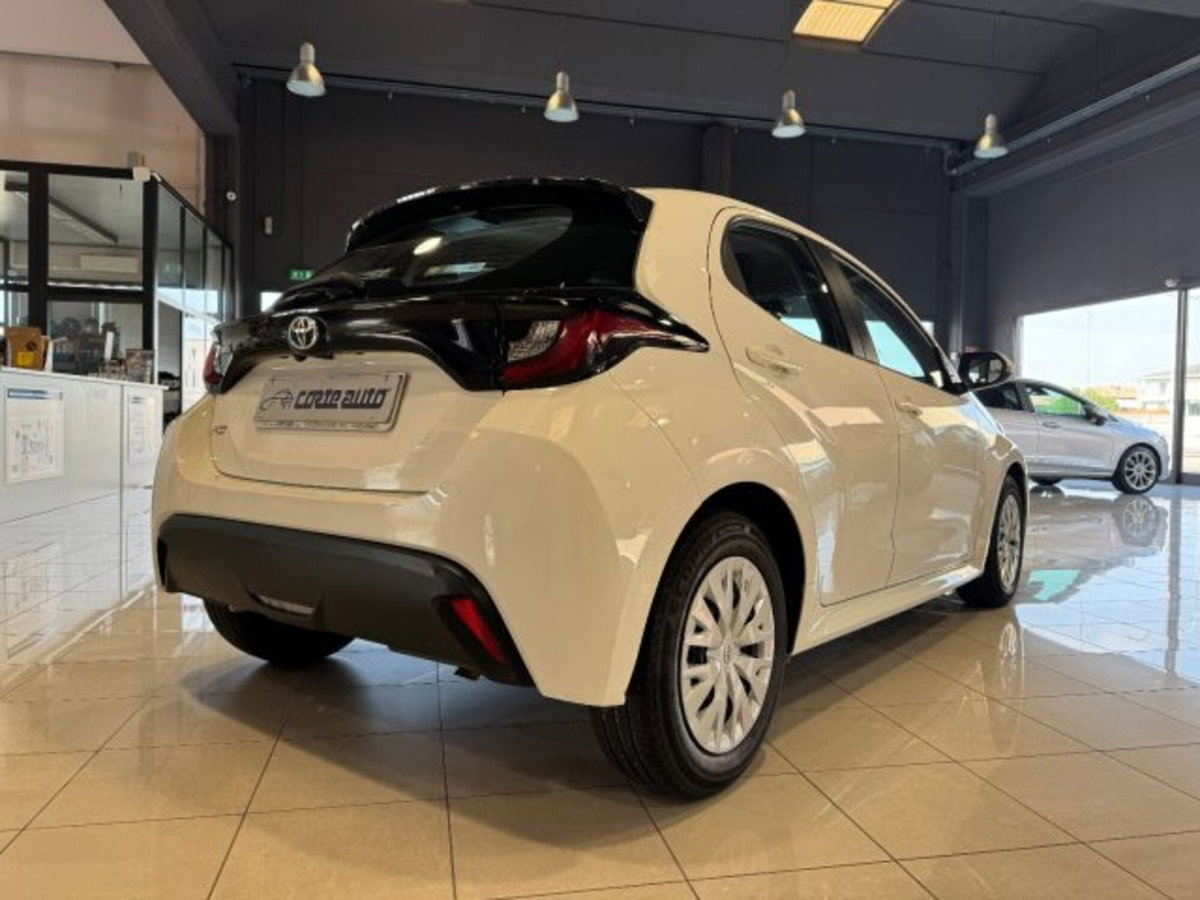 Toyota Yaris 1.0 5 porte Active (3)