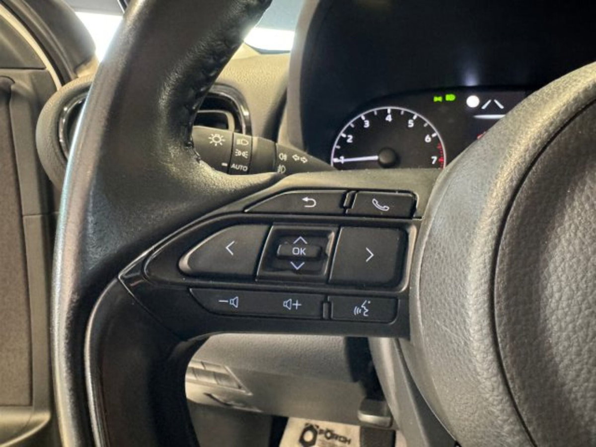 Toyota Yaris 1.0 5 porte Active (6)