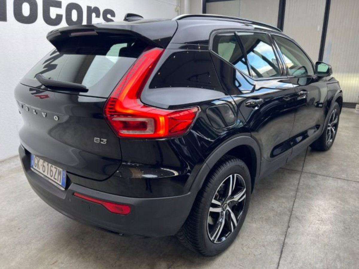 Volvo XC40 B3 automatico Plus Dark (7)