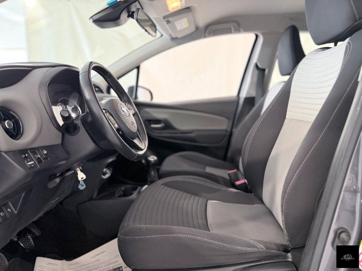 Toyota Yaris 1.0 5 porte Lounge (11)