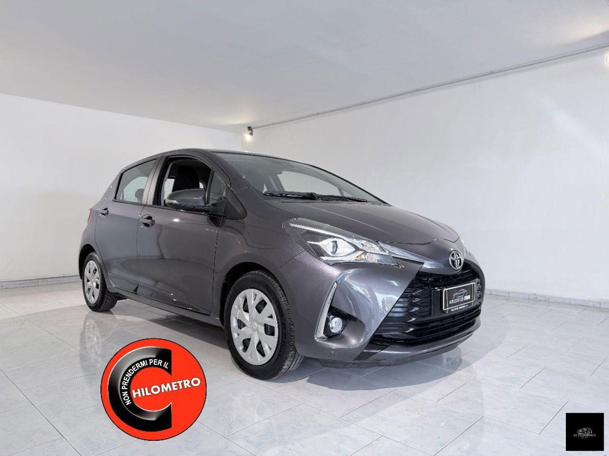 Toyota Yaris 1.0 5 porte Lounge (2)