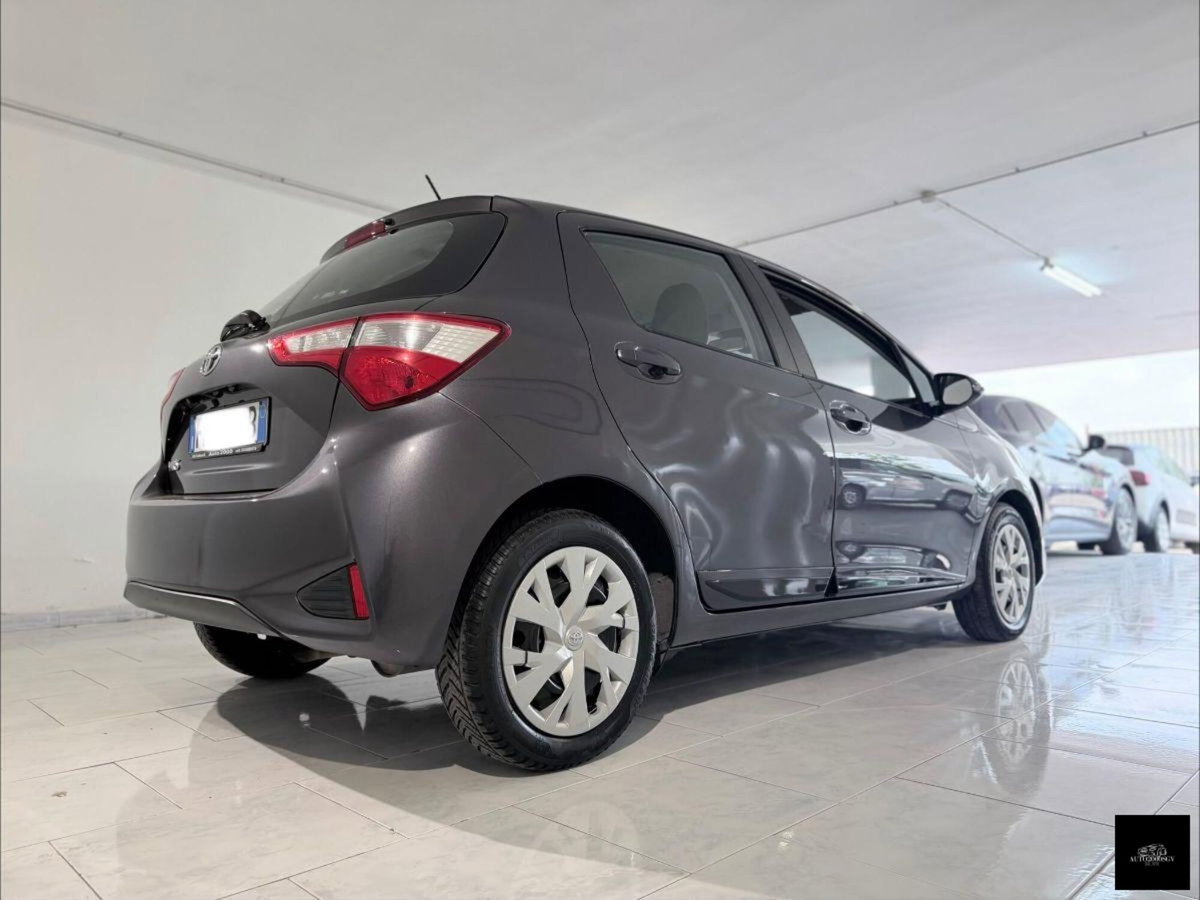 Toyota Yaris 1.0 5 porte Lounge (7)