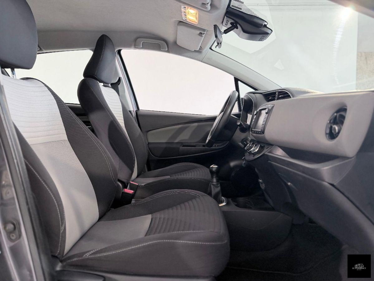 Toyota Yaris 1.0 5 porte Lounge (8)