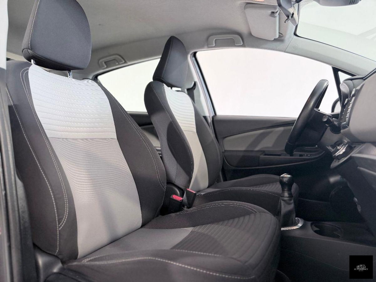 Toyota Yaris 1.0 5 porte Lounge (9)