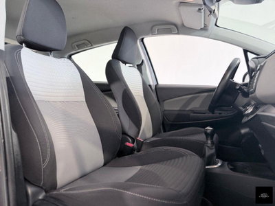 Toyota Yaris 1.0 5 porte Lounge (9)