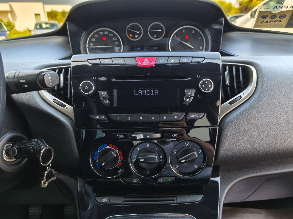 Lancia Ypsilon 1.3 MJT 16V 95 CV 5 porte S&S Platinum (13)