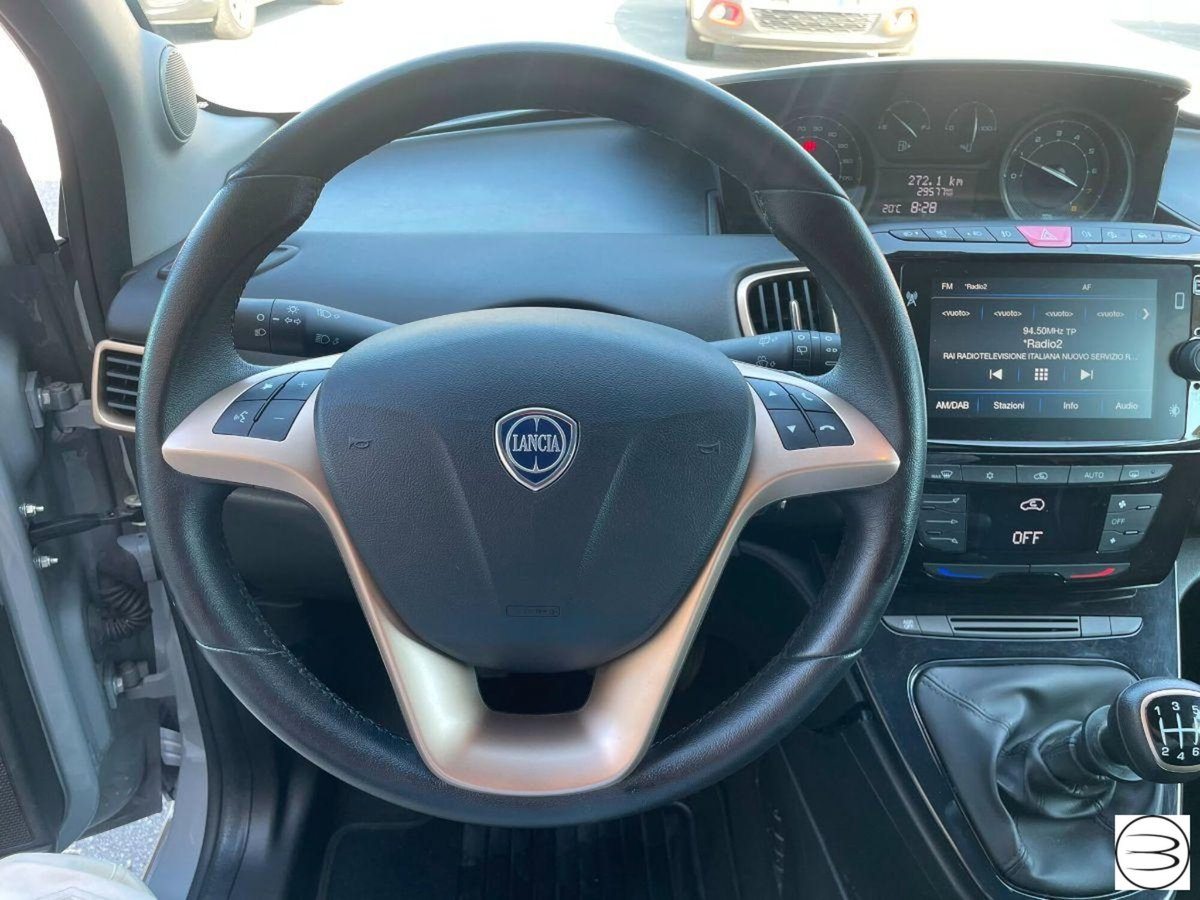 Lancia Ypsilon 1.0 FireFly 5 porte S&S Hybrid Ecochic A. Ferretti (11)