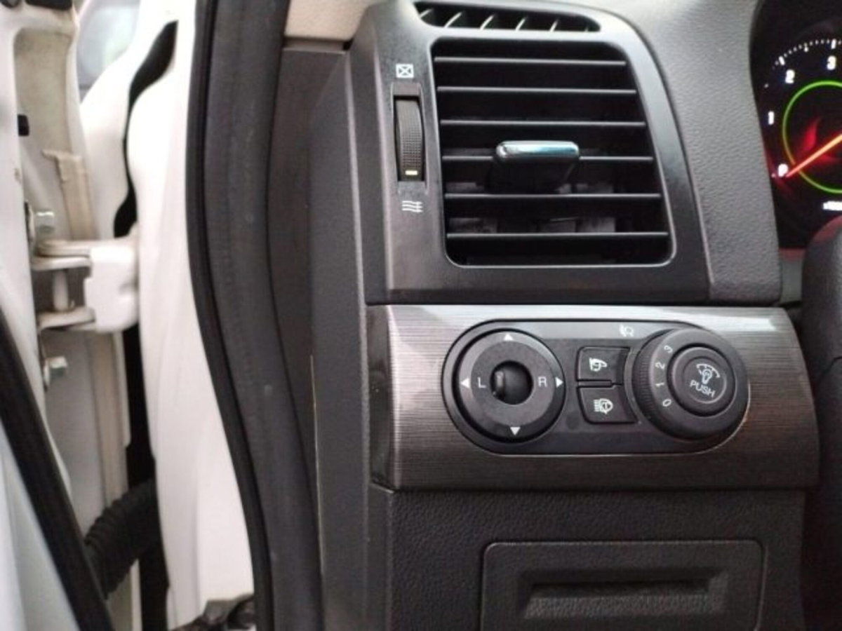 Chevrolet Captiva 2.0 VCDi LTZ (13)