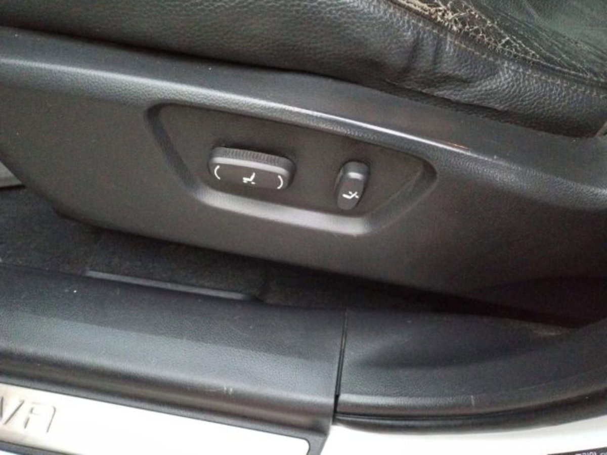 Chevrolet Captiva 2.0 VCDi LTZ (9)