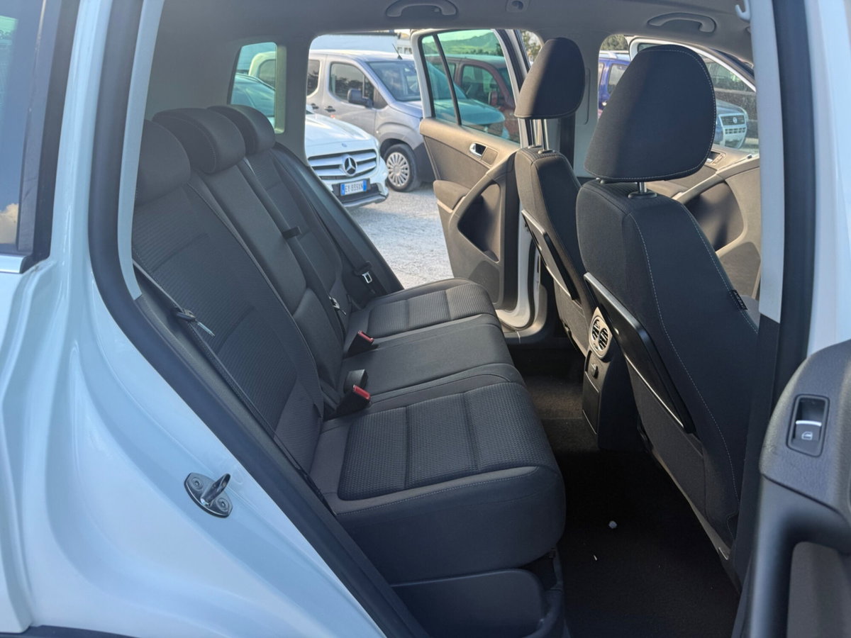 Volkswagen Tiguan 2.0 TDI DPF 4MOTION tiptronic Sport & Style (18)