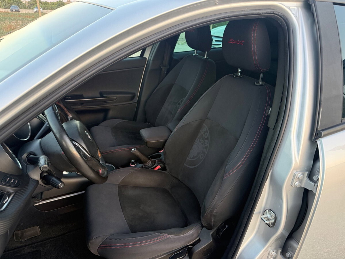 Alfa Romeo Giulietta 1.6 JTDm-2 Distinctive (19)