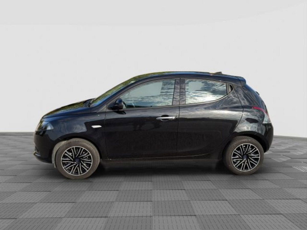 Lancia Ypsilon 1.0 FireFly 5 porte S&S Hybrid Ecochic Silver (2)