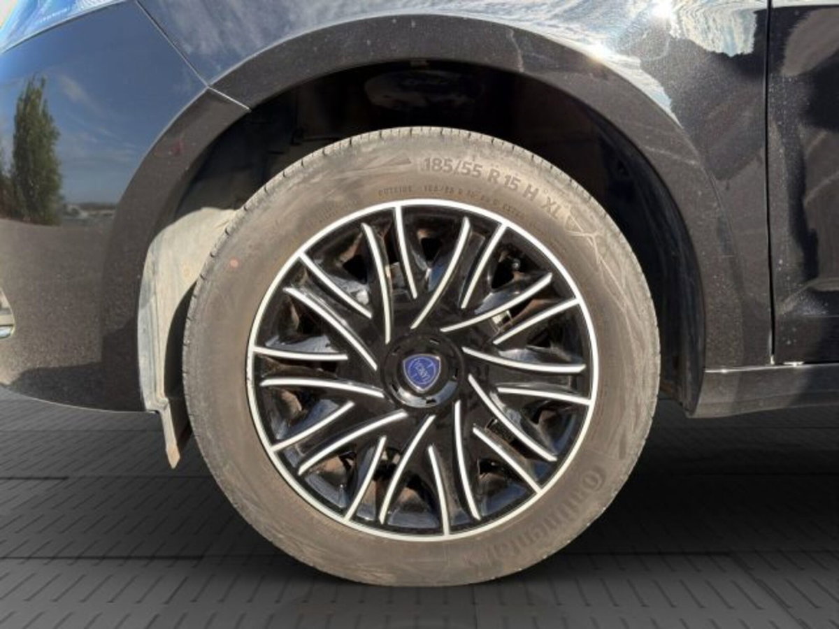 Lancia Ypsilon 1.0 FireFly 5 porte S&S Hybrid Silver Plus (16)