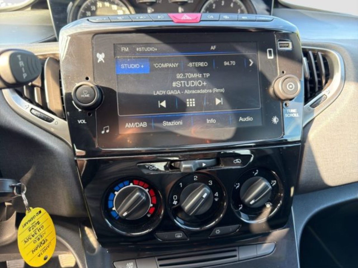 Lancia Ypsilon 1.0 FireFly 5 porte S&S Hybrid Silver Plus (17)