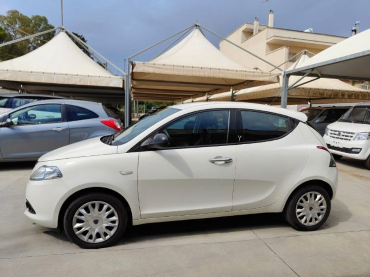 Lancia Ypsilon 1.3 MJT 16V 95 CV 5 porte S&S Silver (2)