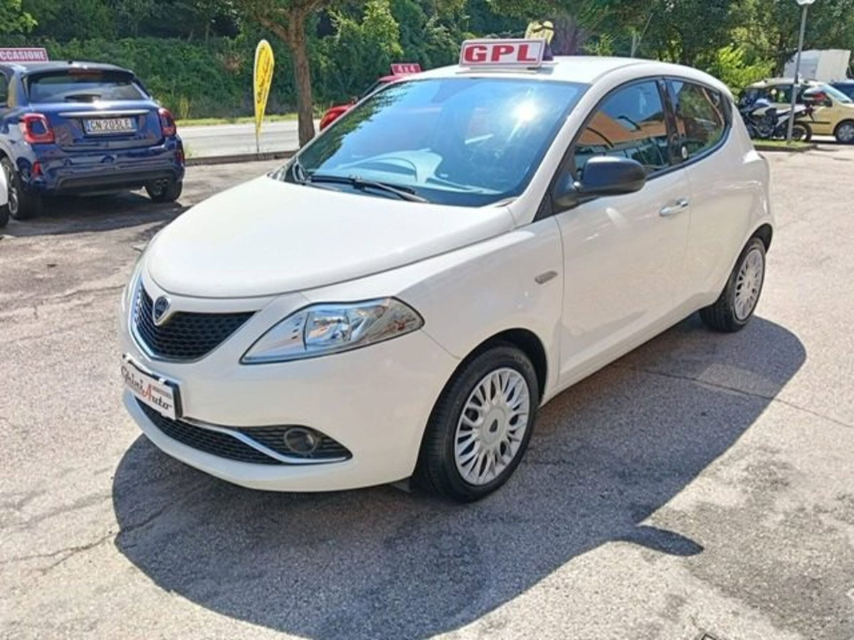 Lancia Ypsilon 1.2 69 CV 5 porte GPL Ecochic Alberta Ferretti