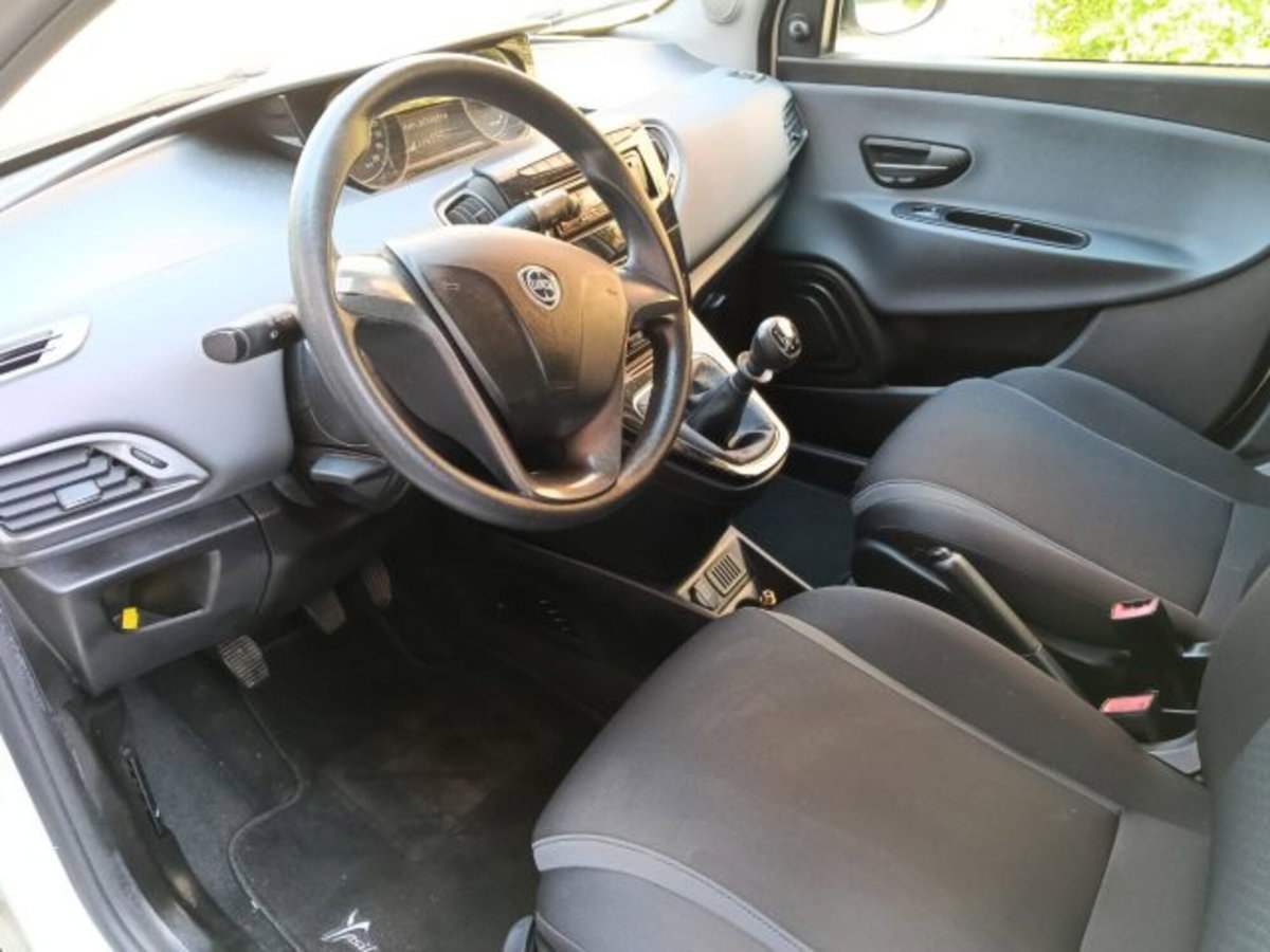 Lancia Ypsilon 1.2 69 CV 5 porte GPL Ecochic Alberta Ferretti (10)