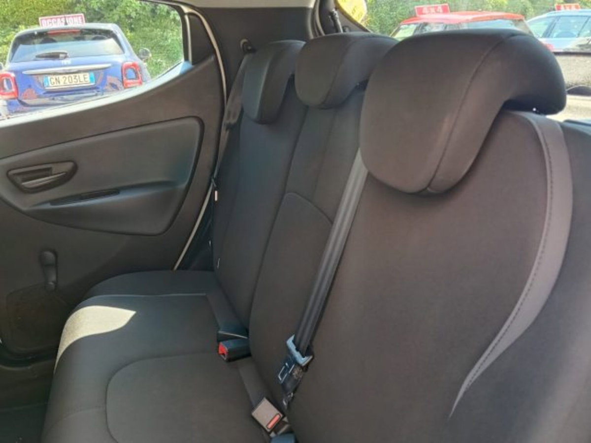 Lancia Ypsilon 1.2 69 CV 5 porte GPL Ecochic Alberta Ferretti (14)