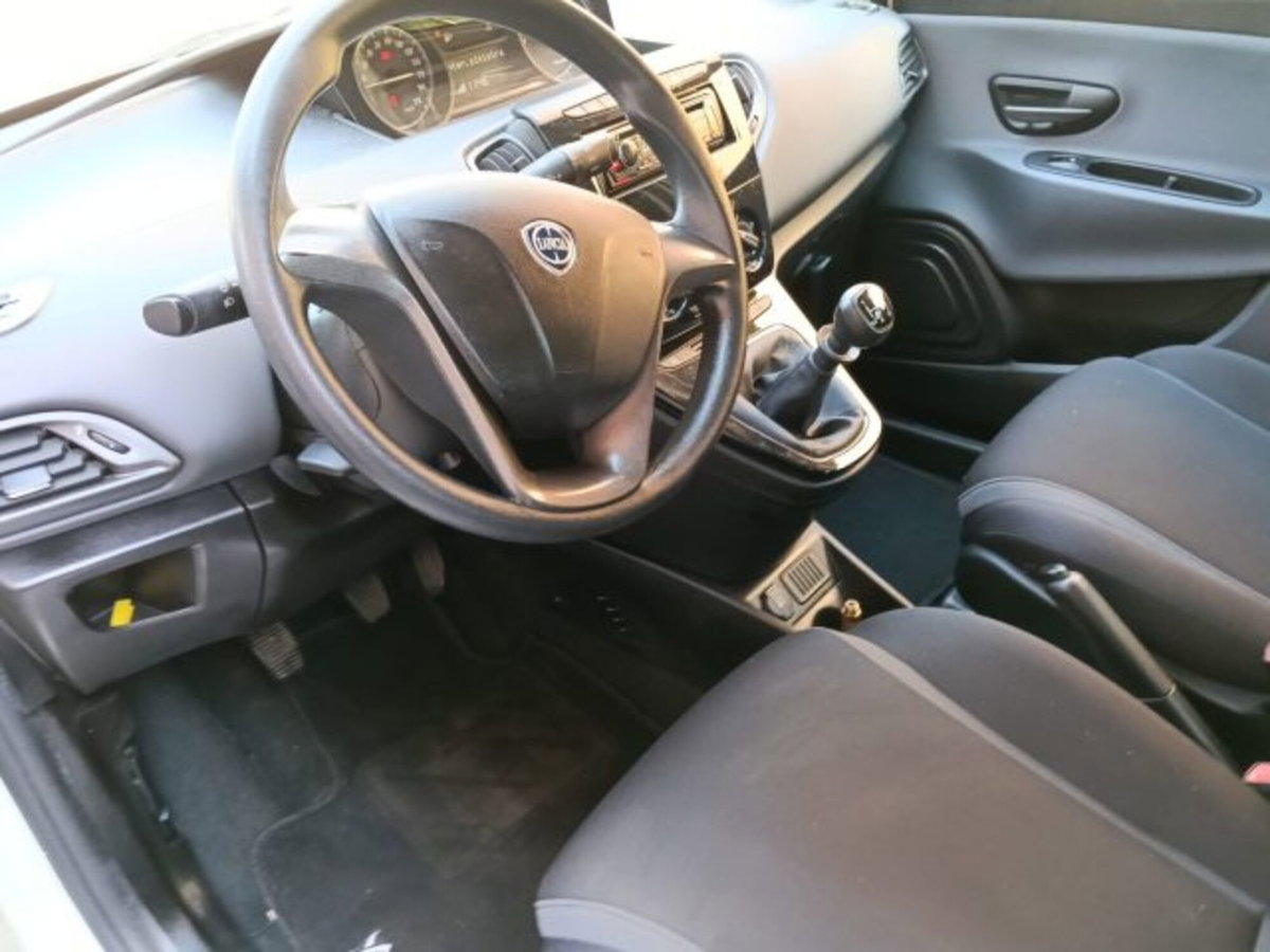 Lancia Ypsilon 1.2 69 CV 5 porte GPL Ecochic Alberta Ferretti (19)