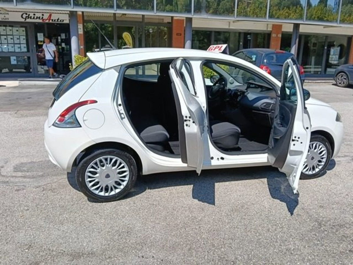 Lancia Ypsilon 1.2 69 CV 5 porte GPL Ecochic Alberta Ferretti (3)