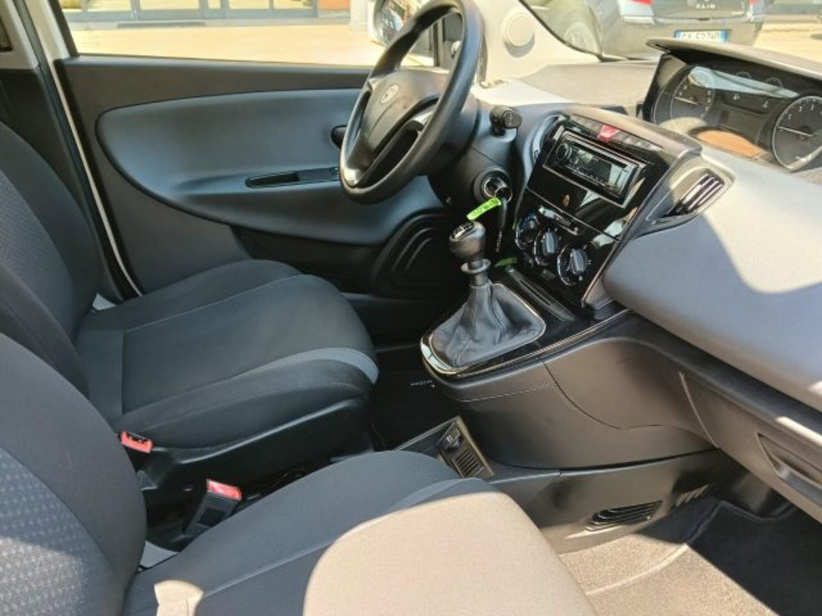 Lancia Ypsilon 1.2 69 CV 5 porte GPL Ecochic Alberta Ferretti (7)