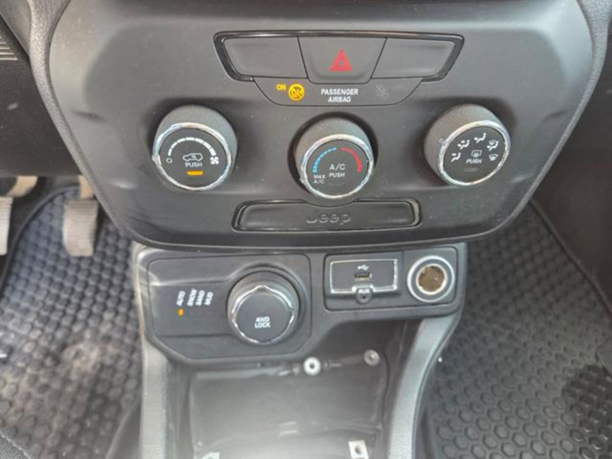 Jeep Renegade 2.0 Mjt 140CV 4WD Active Drive Limited (14)