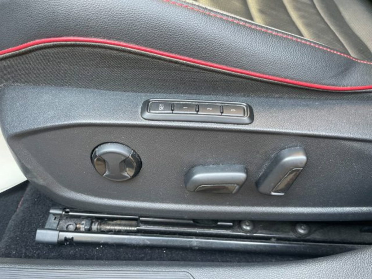 Volkswagen Golf 2.0 TSI GTI DSG (12)