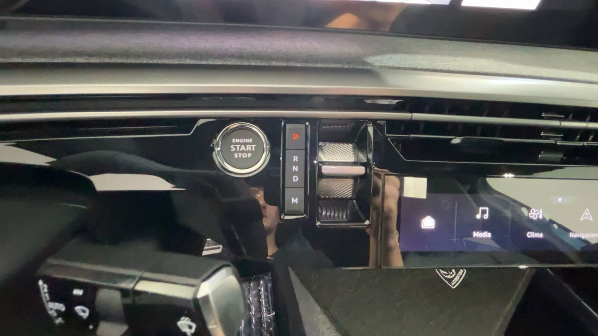 Peugeot 3008 1.2 hybrid GT Exclusive 145cv e-dcs6 (13)