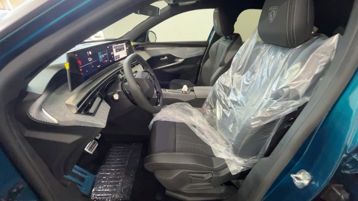 Peugeot 3008 1.2 hybrid GT Exclusive 145cv e-dcs6 (7)