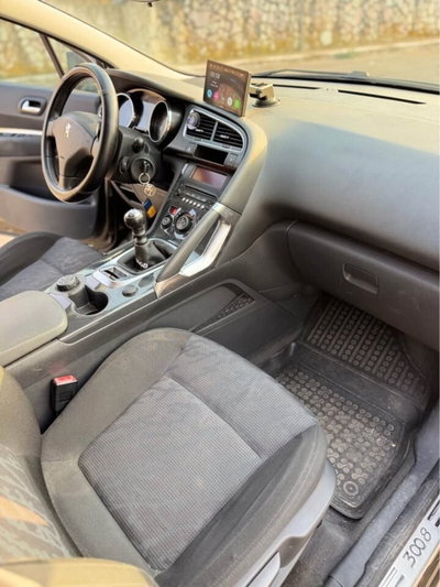 Peugeot 3008 1.6 HDi 110CV Business (9)