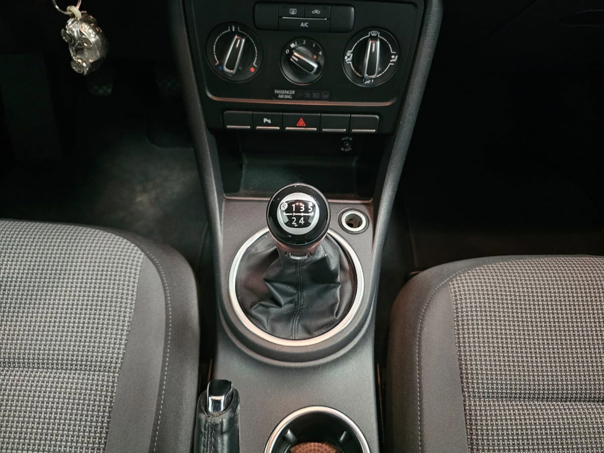 Volkswagen Maggiolino 1.6 TDI Design (10)