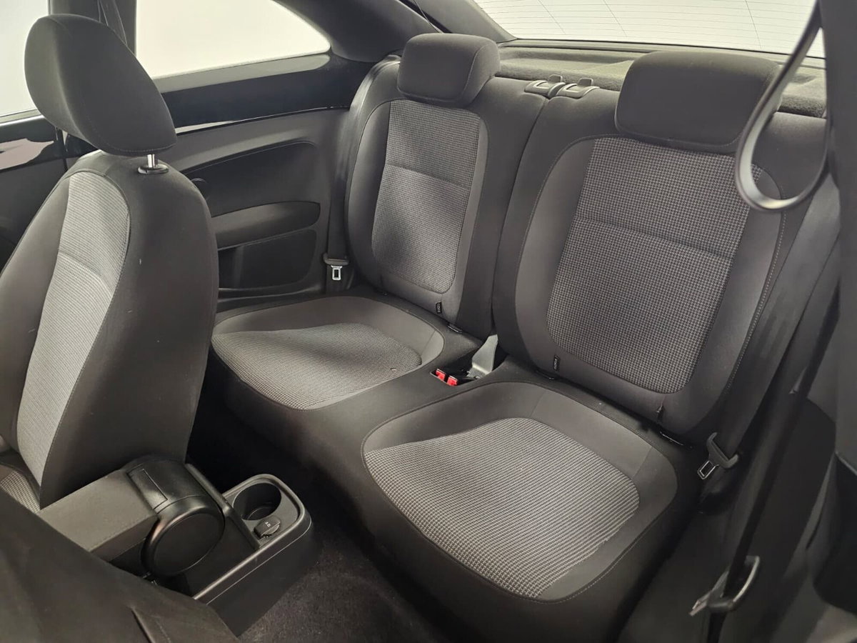 Volkswagen Maggiolino 1.6 TDI Design (12)